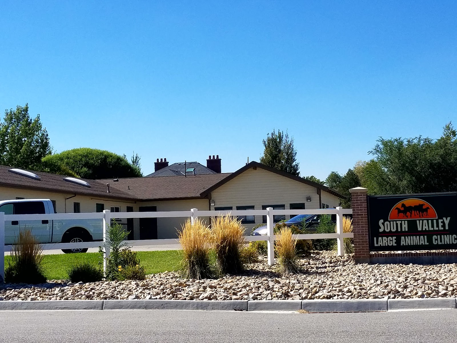 South Valley Large Animal Clinic - Pet services facility